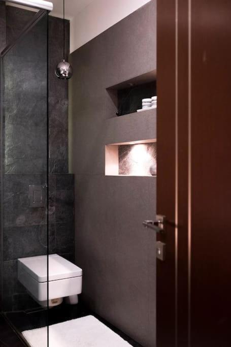 Evergreen - Stylish & Spacious Old Town Apartment With Ac, 1,5 Bath, Family-Friendly ブラチスラヴァ エクステリア 写真